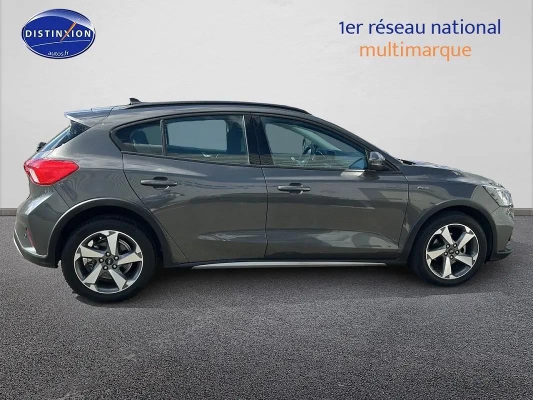 Profil côté gauche d'une Ford Focus Active gris foncé avec barres de toit et jantes alliage 17 pouces.