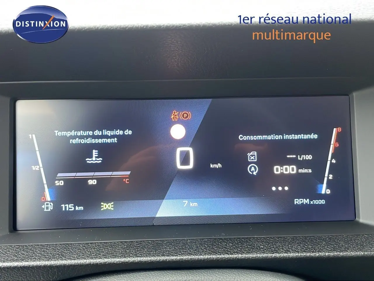 Tableau de bord numérique du Peugeot Expert Fourgon blanc, affichant la température moteur et consommation instantanée.