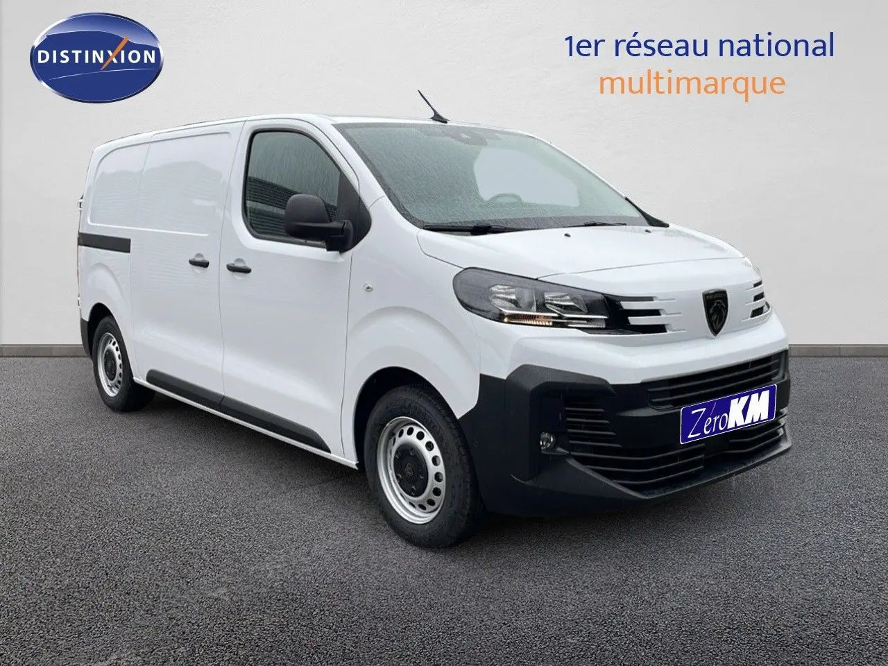 Fourgon Peugeot Expert blanc icy vu en 3/4 avant droit, avec calandre noire et jantes acier simples.