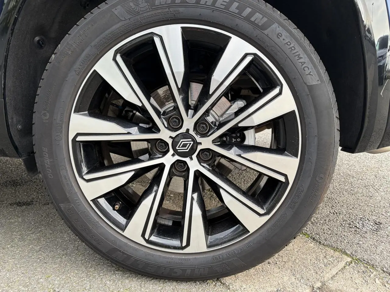 Gros plan sur la jante alliage 19 pouces diamantée noire du Renault Austral E-Tech Full Hybrid 2025.