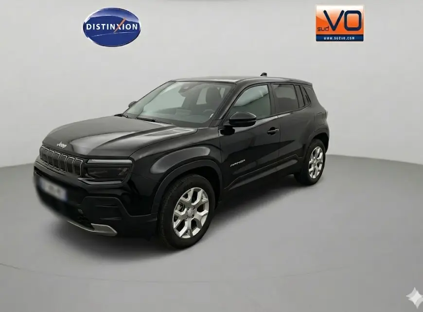 Jeep Avenger noir en 3/4 avant droit, avec jantes alliage 17 pouces et calandre distinctive noire.