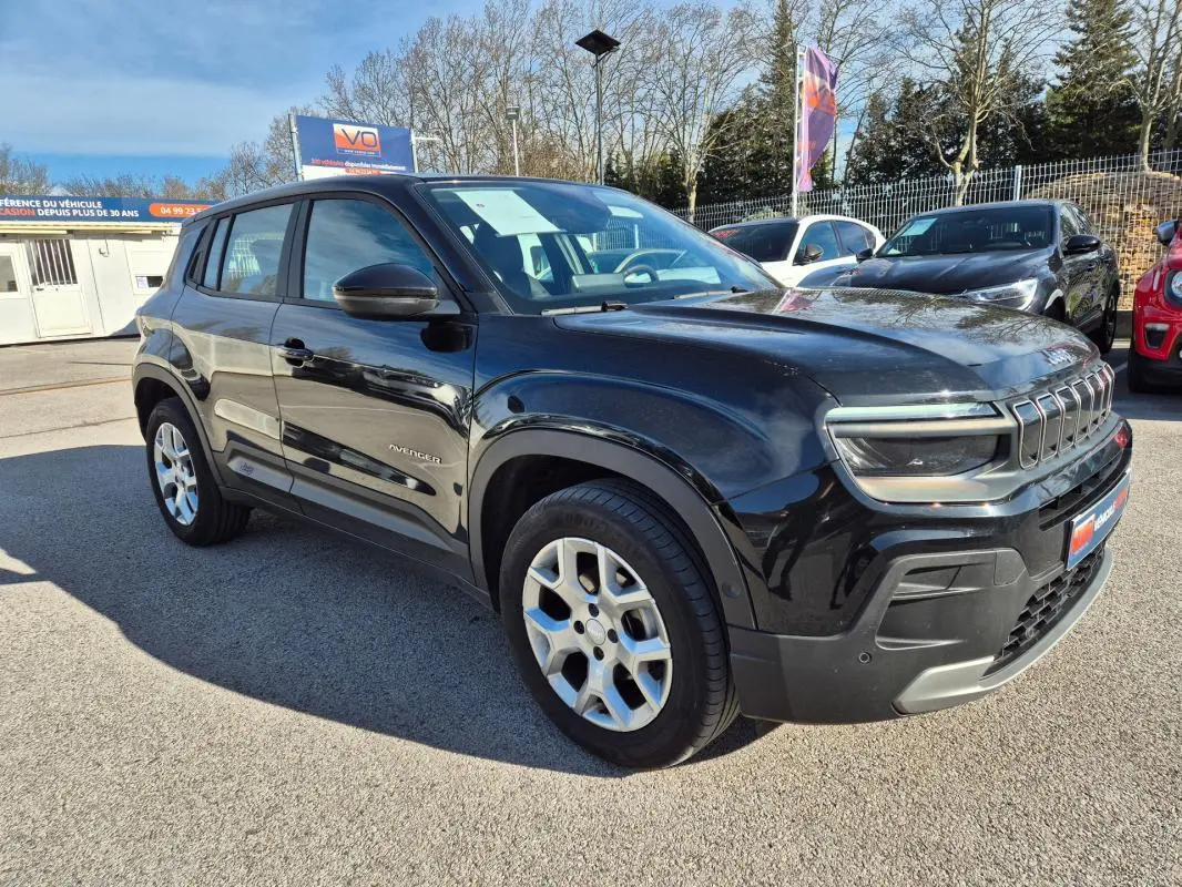 Jeep Avenger noir en vue 3/4 avant droit, mettant en valeur ses jantes alliage 17 pouces et sa calandre distinctive.