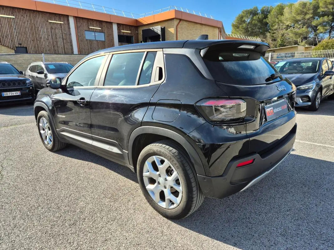 Jeep Avenger noir en 3/4 arrière droit, mettant en valeur ses jantes alliage 17 pouces et ses feux arrière LED.