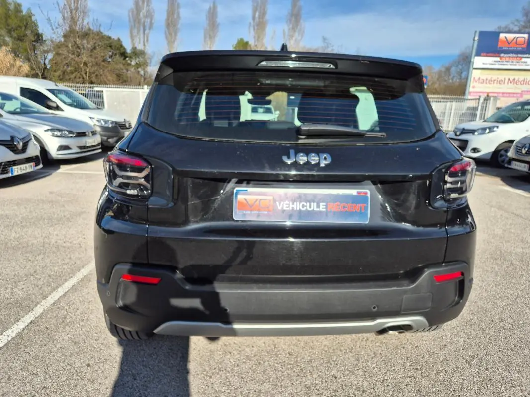 Vue arrière d'un Jeep Avenger noir 2024 avec feux arrière LED et plaque d'immatriculation "Véhicule récent".