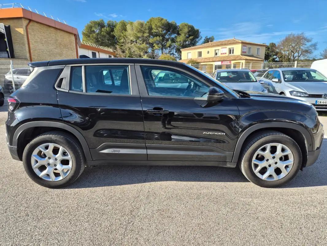Vue de profil côté gauche d'un Jeep Avenger noir 2024 avec jantes alliage 17 pouces et logo Avenger visible.