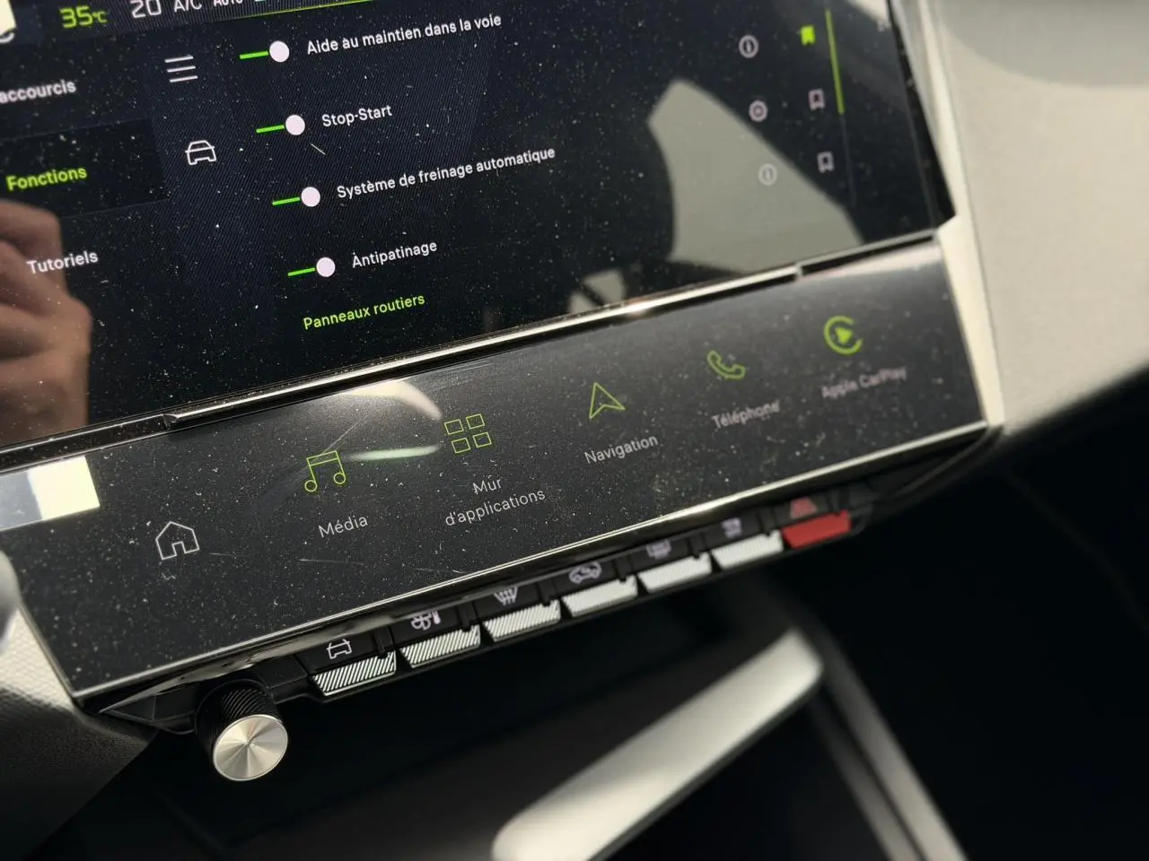 Gros plan sur la console centrale tactile du Peugeot 308 gris Artense, affichant les fonctions multimédia et navigation.