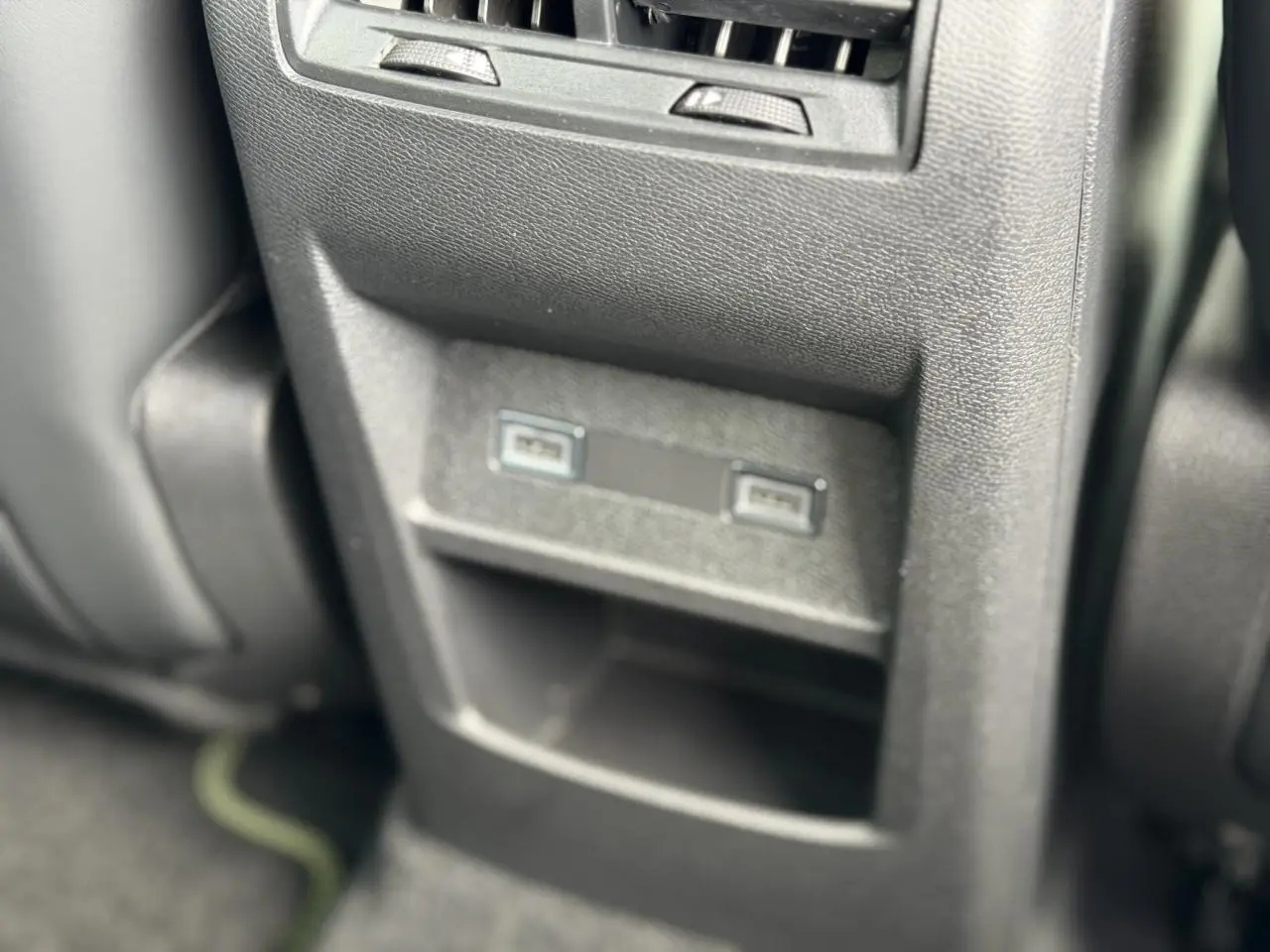 Prise USB double en bas de la console centrale arrière du Peugeot 308 NV Hybrid 145 GT e-DSC6 gris Artense.