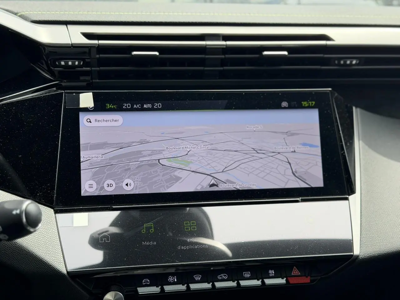 Écran tactile central du tableau de bord Peugeot 308 gris Artense, affichant la navigation 3D connectée.