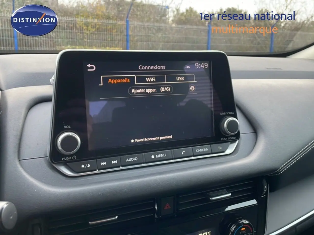 Écran tactile central du tableau de bord du Nissan Qashqai 2023, avec interface de connexion WiFi et USB.
