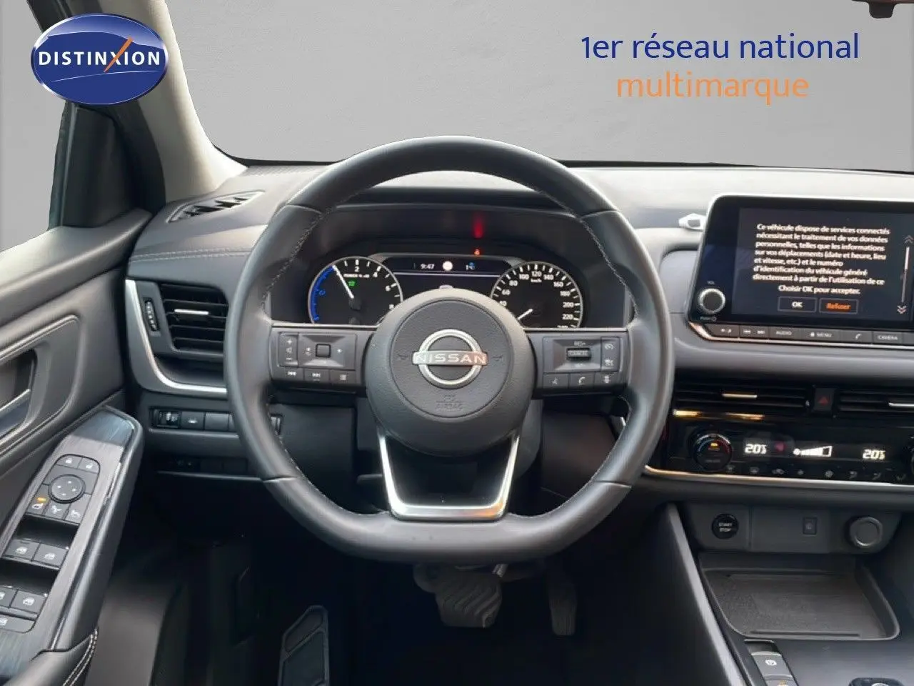 Vue intérieure centrée sur le volant et le tableau de bord du Nissan Qashqai 2023 noir métal avec écran tactile et commandes intégrées.