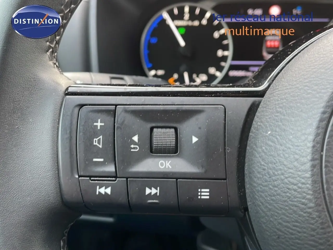 Gros plan sur les commandes multifonctions à gauche du volant du Nissan Qashqai noir métal 2023.