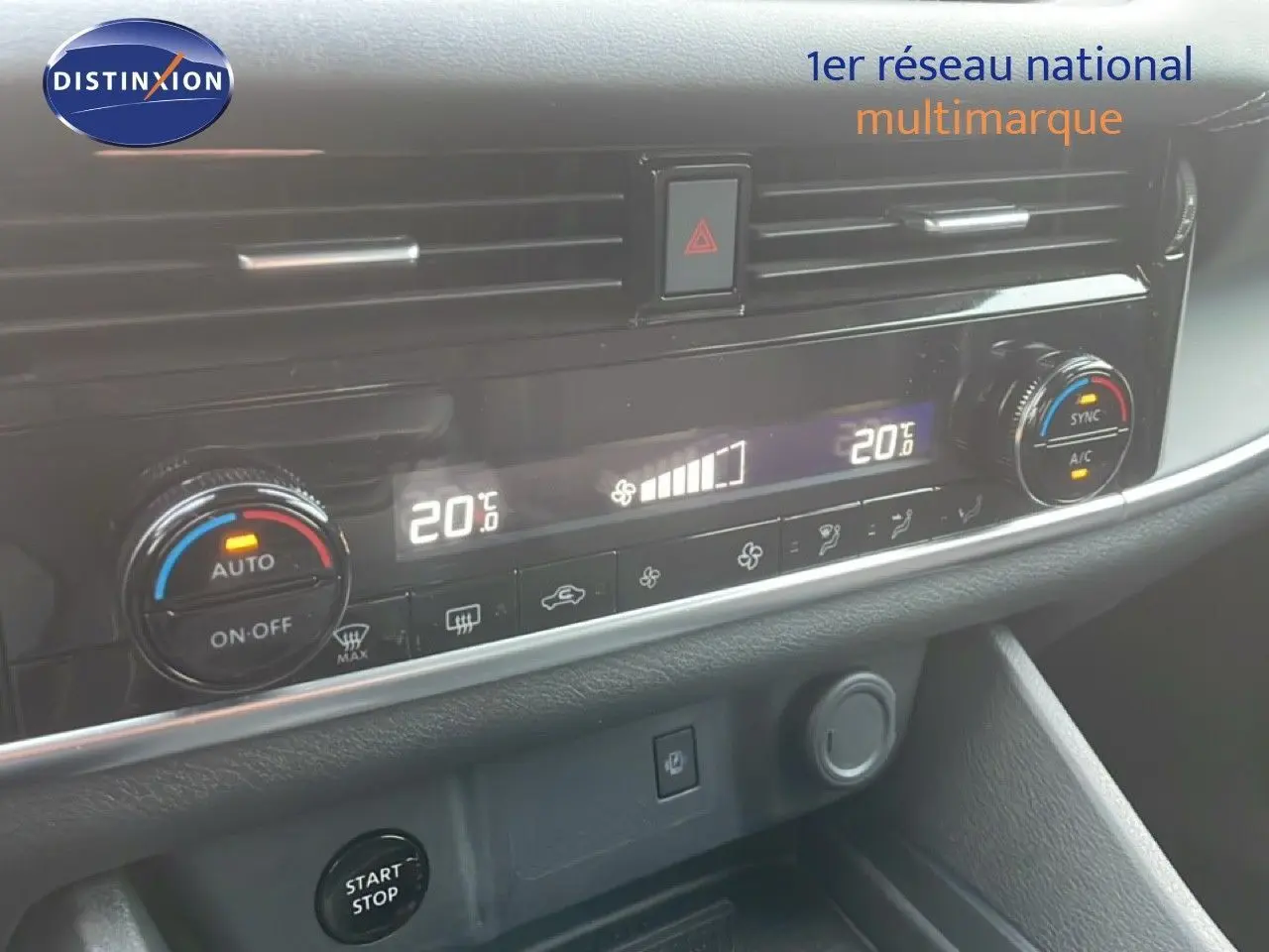 Vue rapprochée du tableau de bord du Nissan Qashqai 2023 noir métal, affichant la climatisation automatique à 20°C.