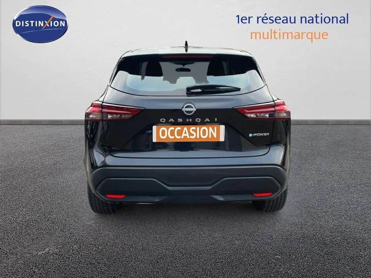 Vue arrière d'un Nissan Qashqai noir métal 2023, version hybride e-power avec feux arrière LED et logo distinctif.