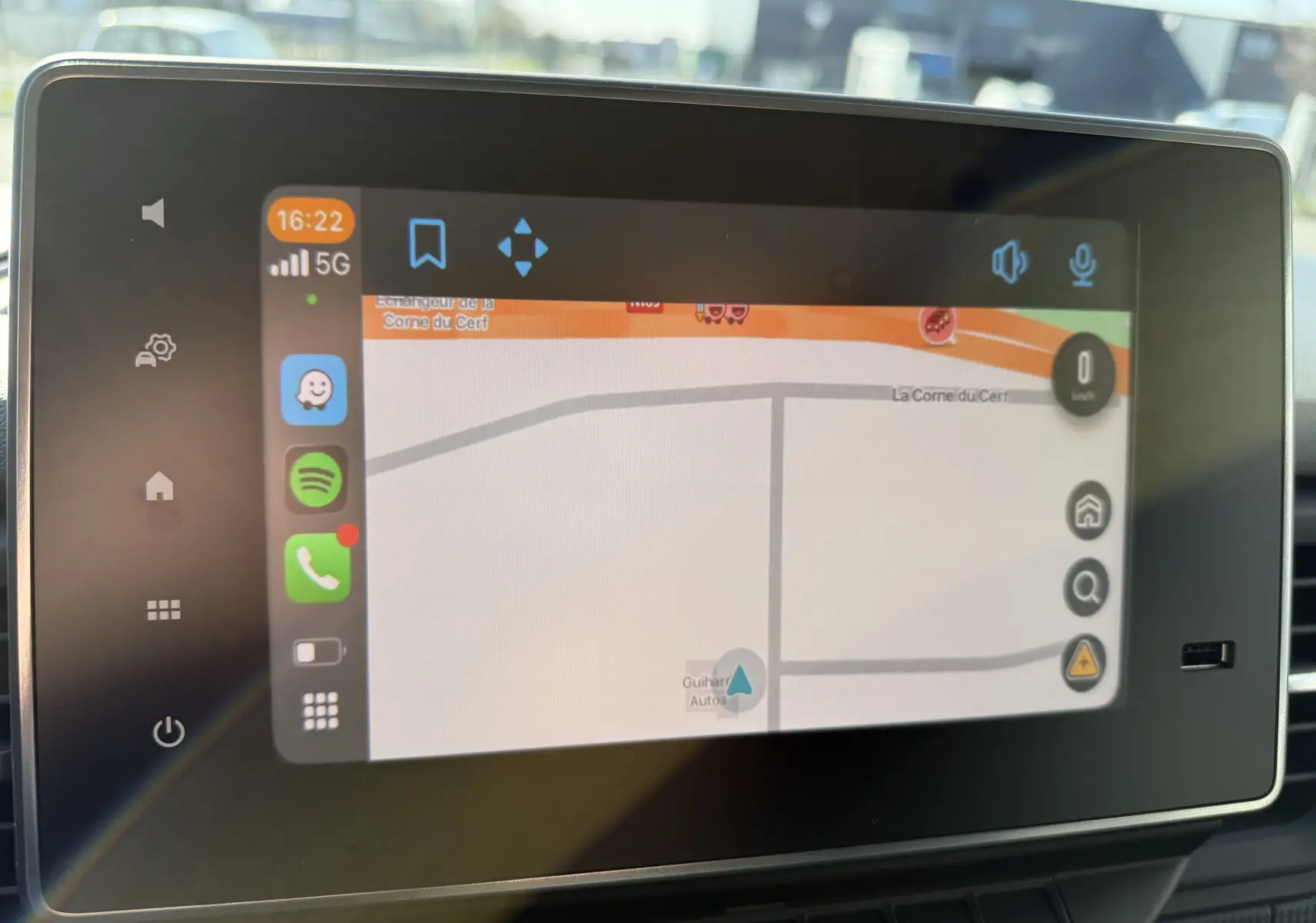 Écran tactile de navigation intérieure du Renault Trafic Cabine Approfondie noir, affichage carte en vue frontale.