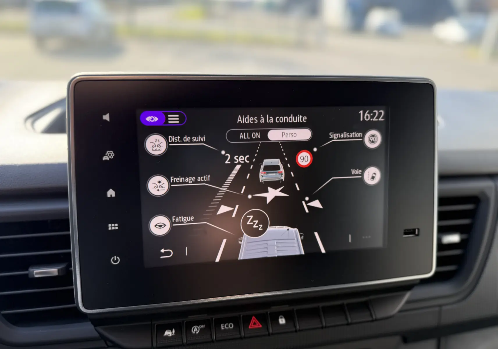 Écran tactile intérieur du Renault Trafic cabine approfondie noir, affichant les aides à la conduite en vue frontale.