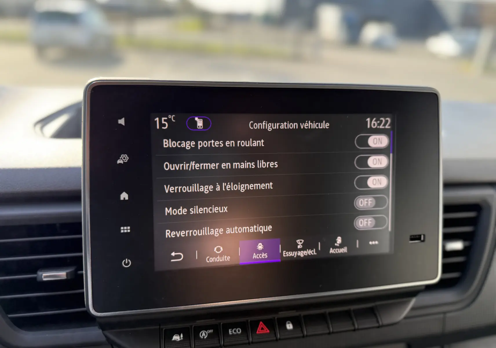 Écran tactile intérieur du Renault Trafic L2H1 2025 affichant les réglages de configuration des accès.