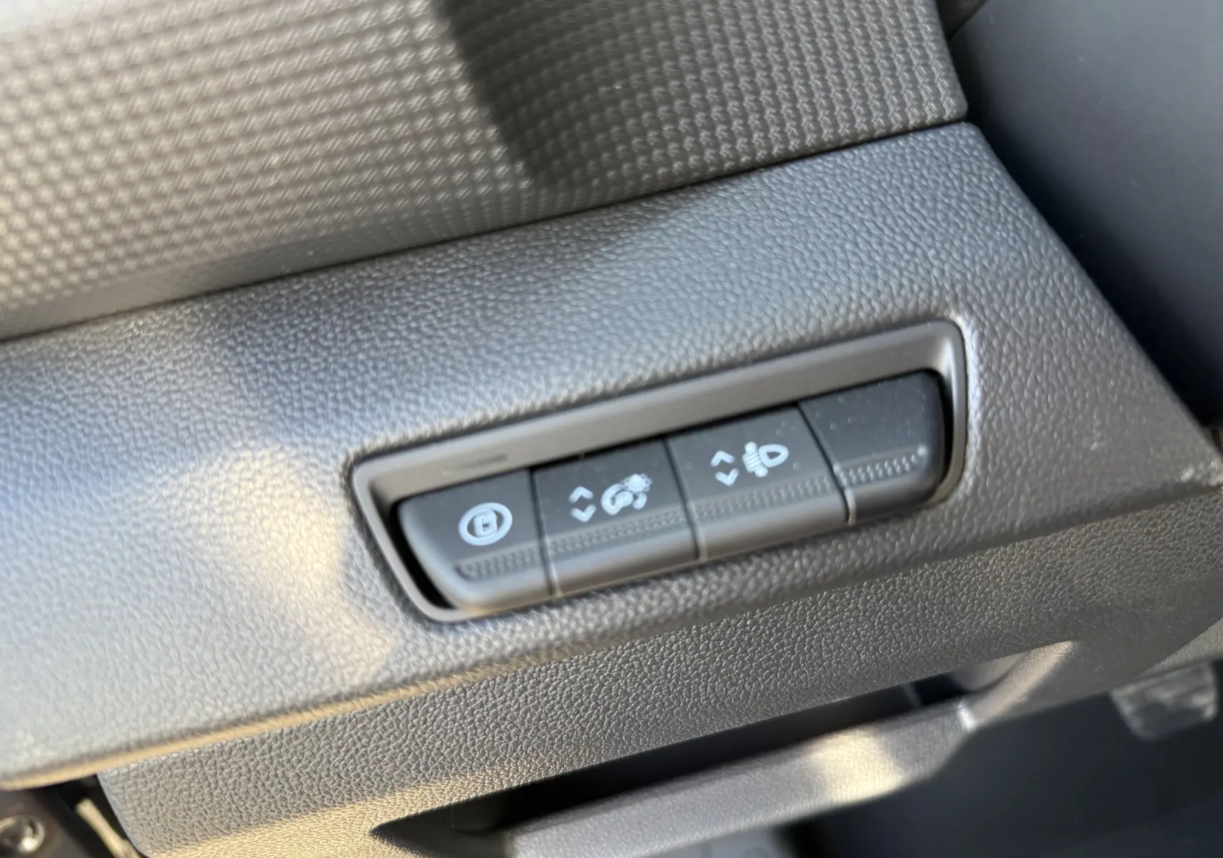 Gros plan sur les boutons de réglage d'éclairage et verrouillage intérieur du Renault Trafic cabine approfondie noir.