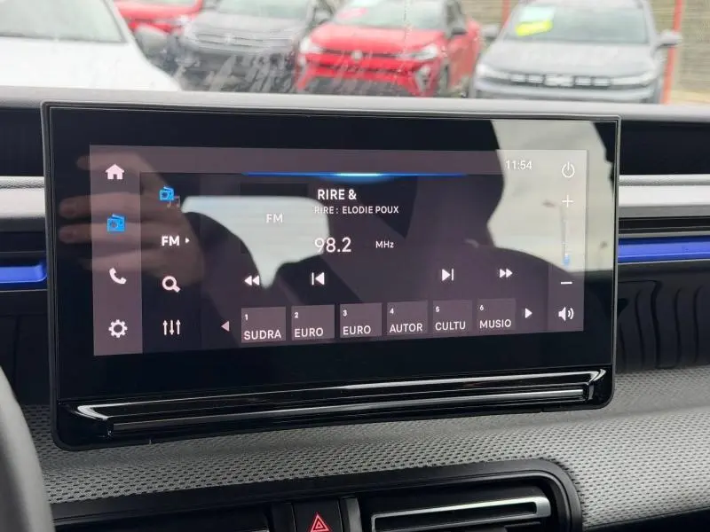 Écran tactile central de la Citroën C3 2025 noir Perla Nera affichant la radio FM sur 98.2 MHz en intérieur véhicule.