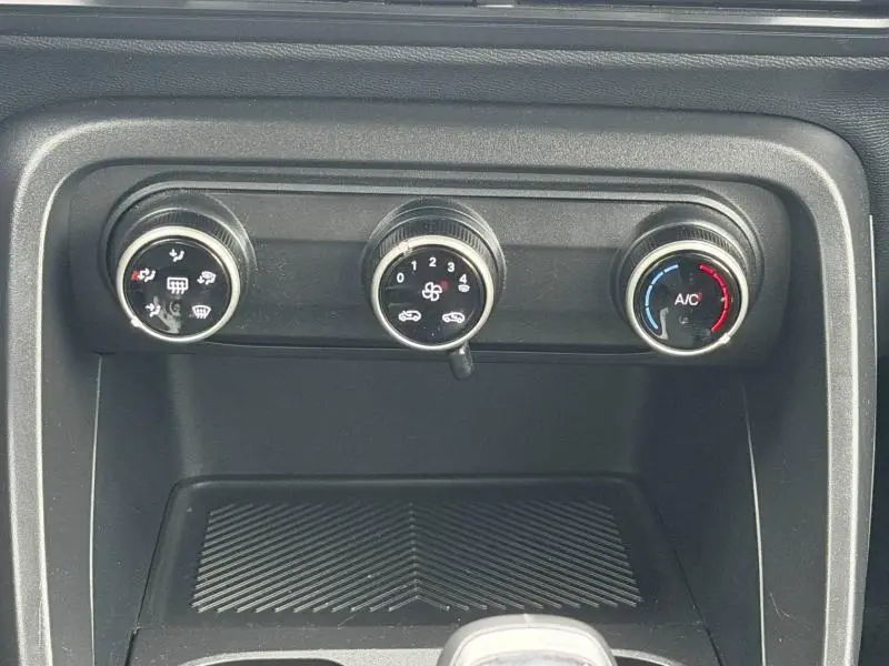 Gros plan sur les commandes de climatisation manuelles du Citroën C3 2025, avec réglages ventilation, température et air conditionné.