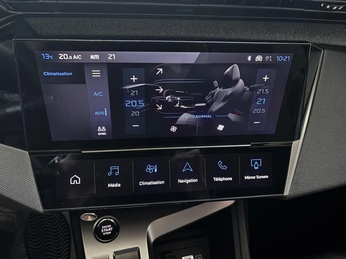 Écran tactile central de la Peugeot 308 Hybrid bleu, affichant les réglages de climatisation et commandes multimédia.