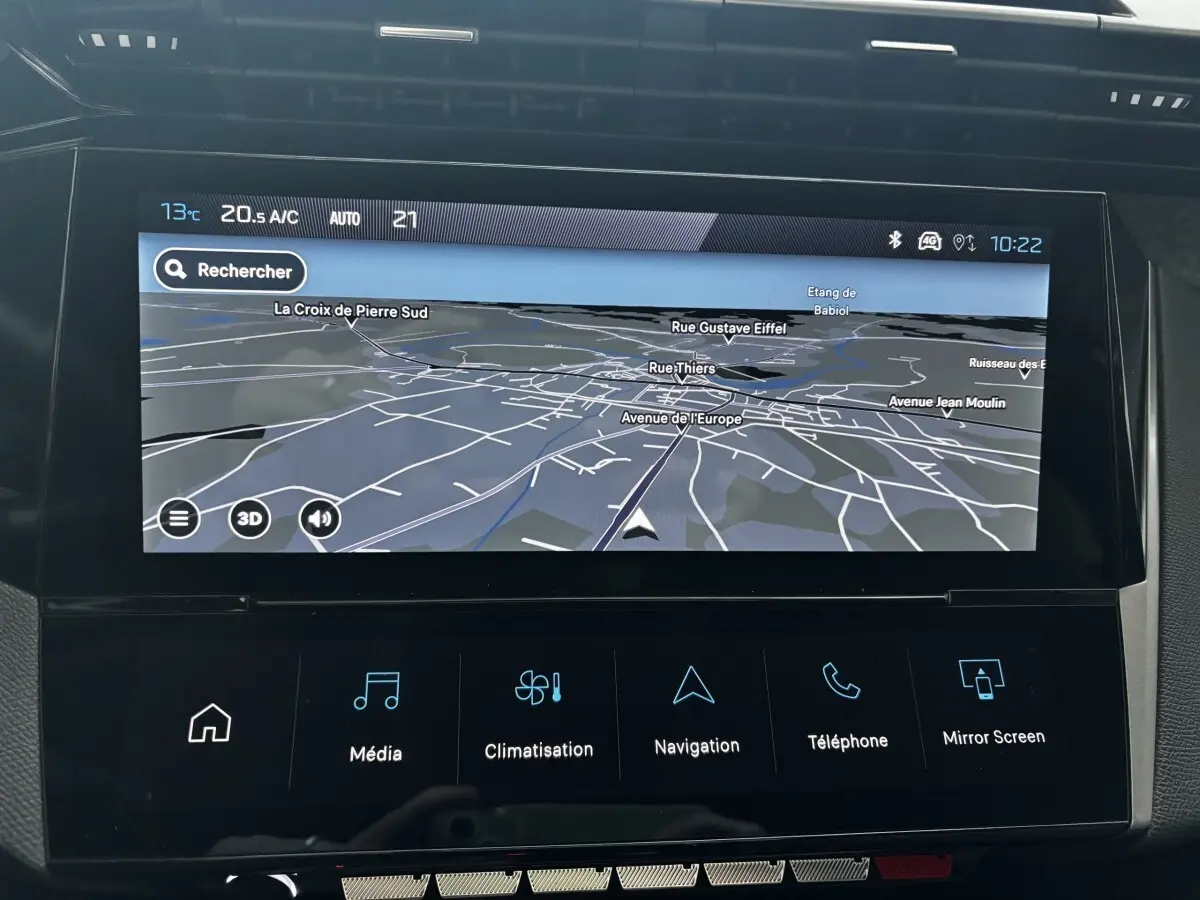 Écran tactile central de navigation du tableau de bord de la Peugeot 308 Hybrid 136 e-DCS6 Allure 2025.