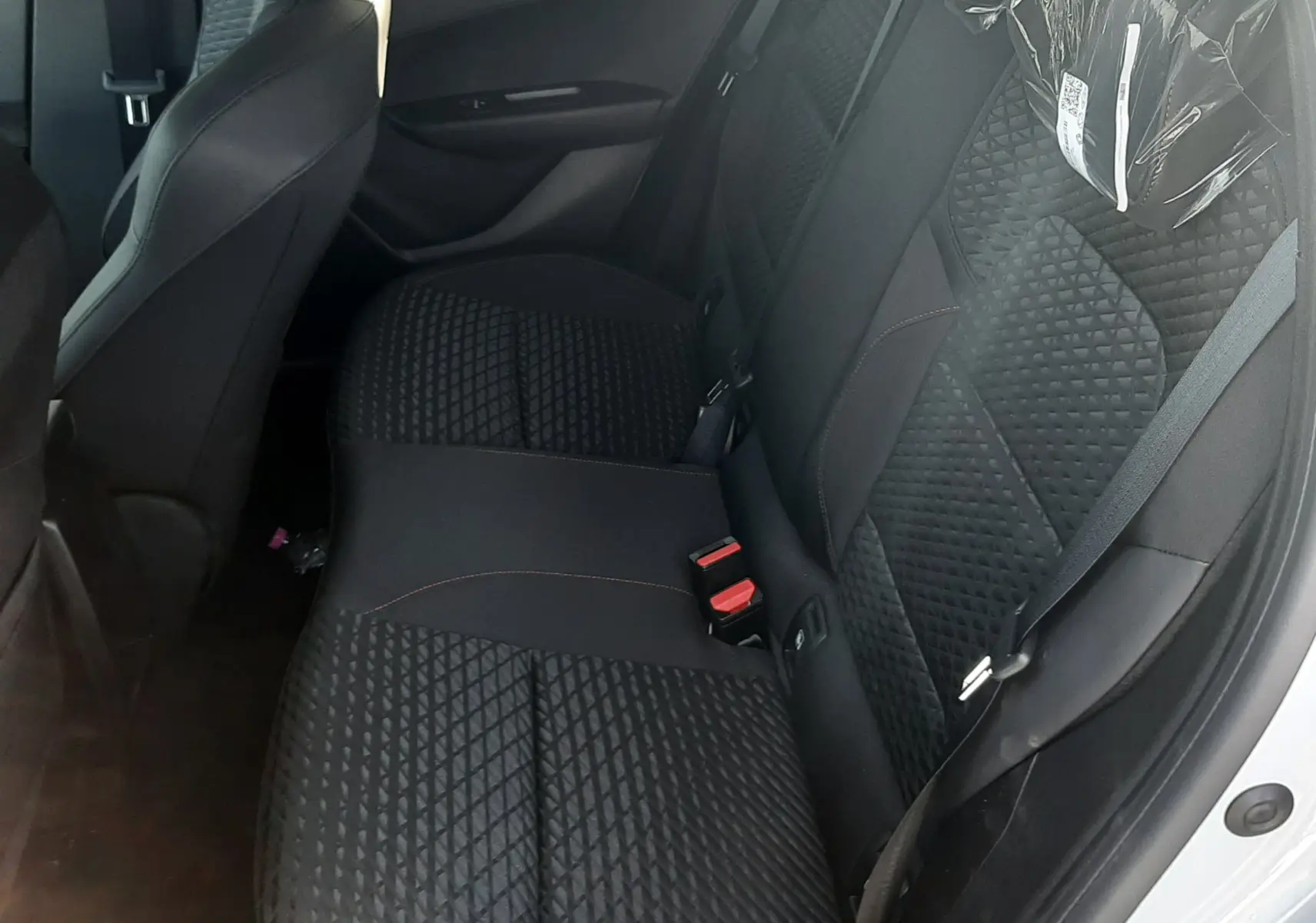 Vue intérieure côté droit des sièges arrière noirs en tissu et cuir de la Renault Clio VI TCe 115ch Techno 2026.