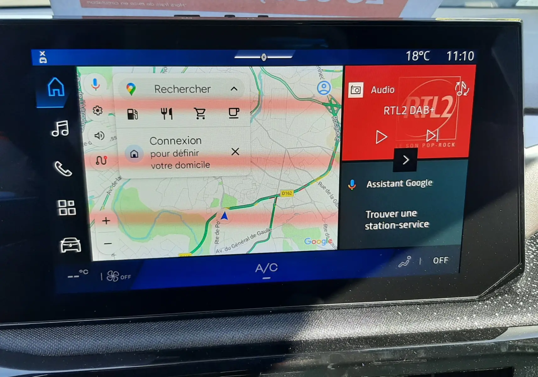Écran tactile central de la Renault Clio VI TCe 115ch Techno 2026 affichant navigation et radio, intérieur noir.