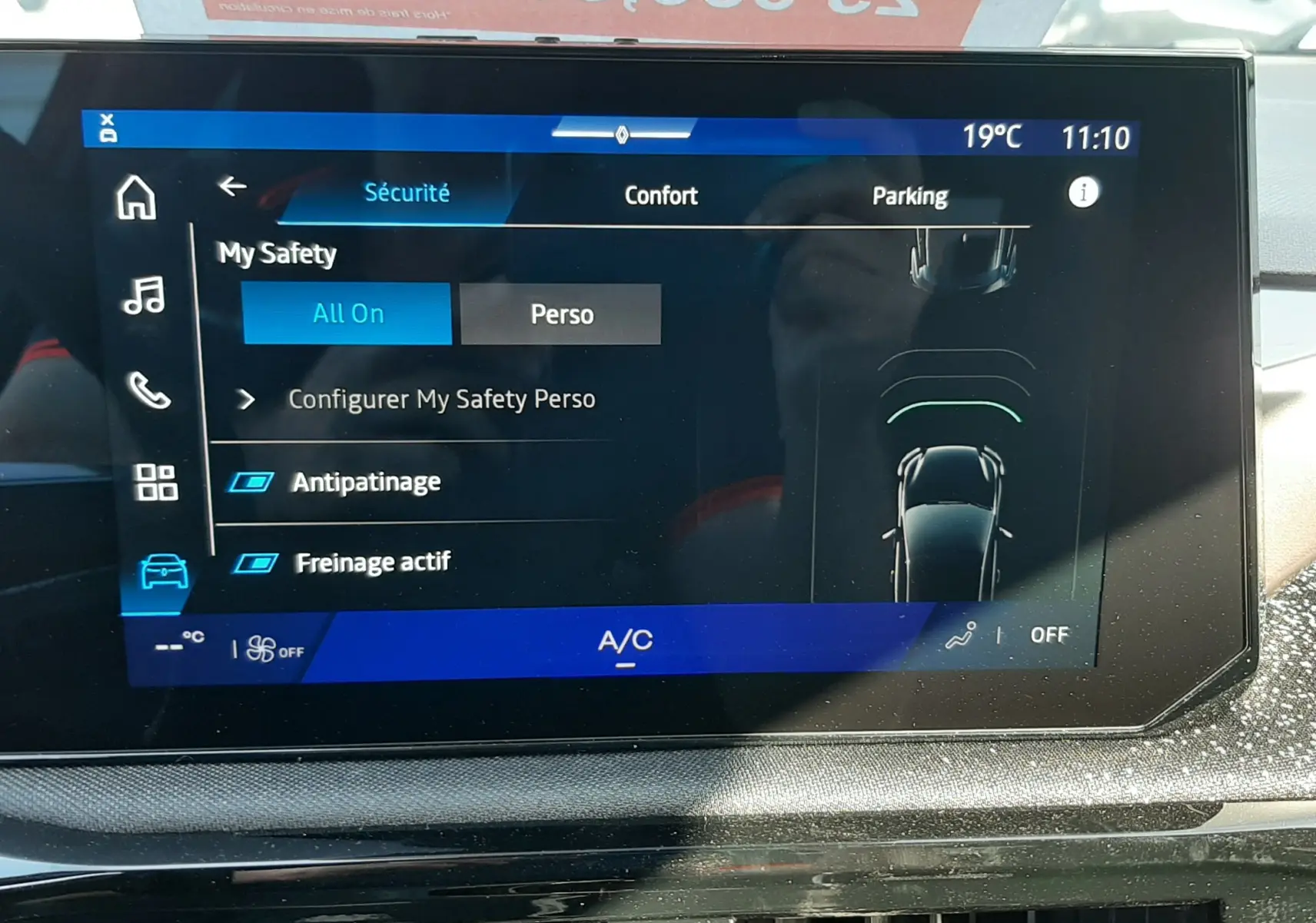 Écran tactile central de la Renault Clio VI TCE 115CH TECHNO 2026, affichant les réglages de sécurité et confort.