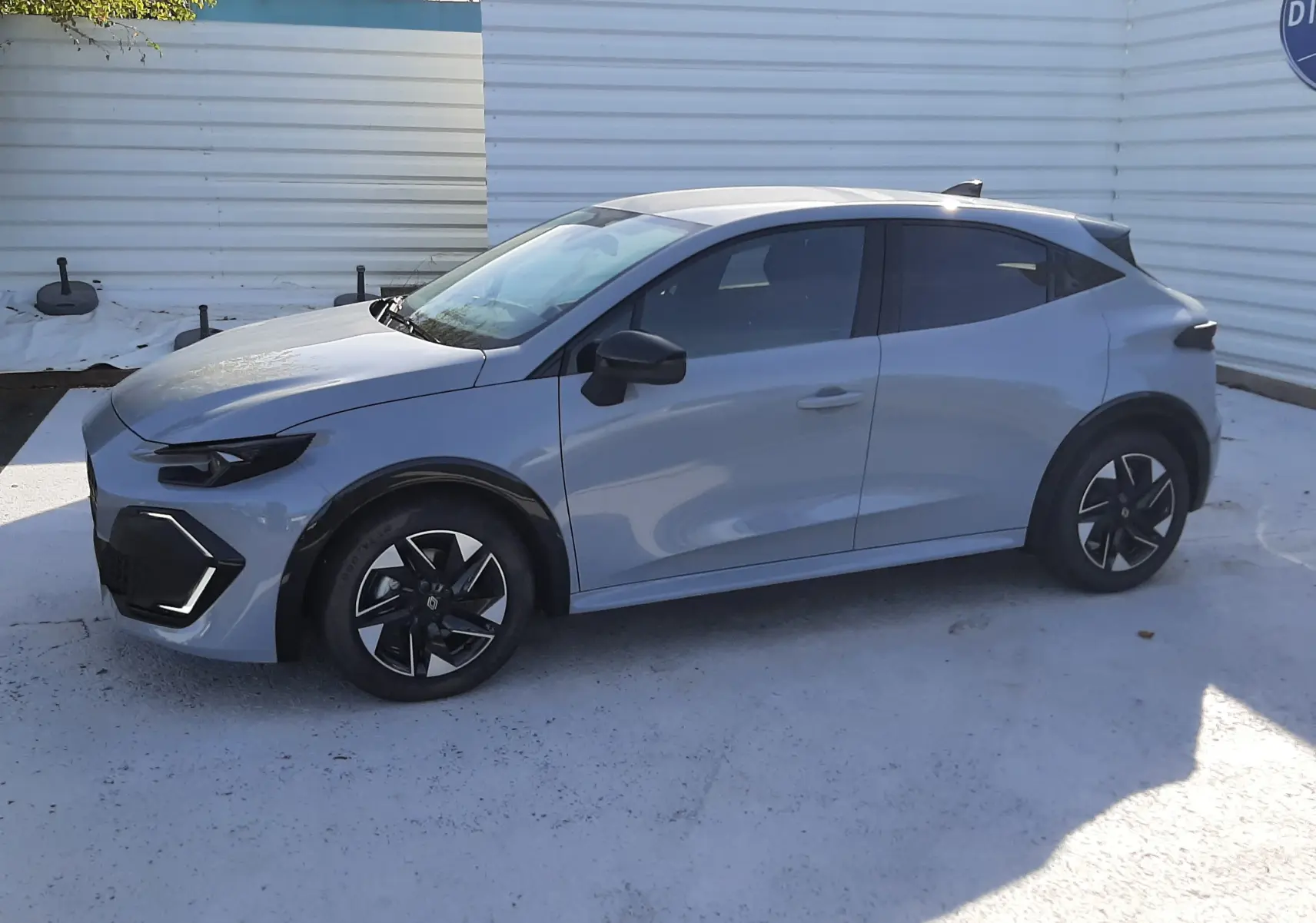 Renault Clio VI TCe 115ch Techno gris Rafale vue de profil côté gauche, avec jantes noires et détails modernes.