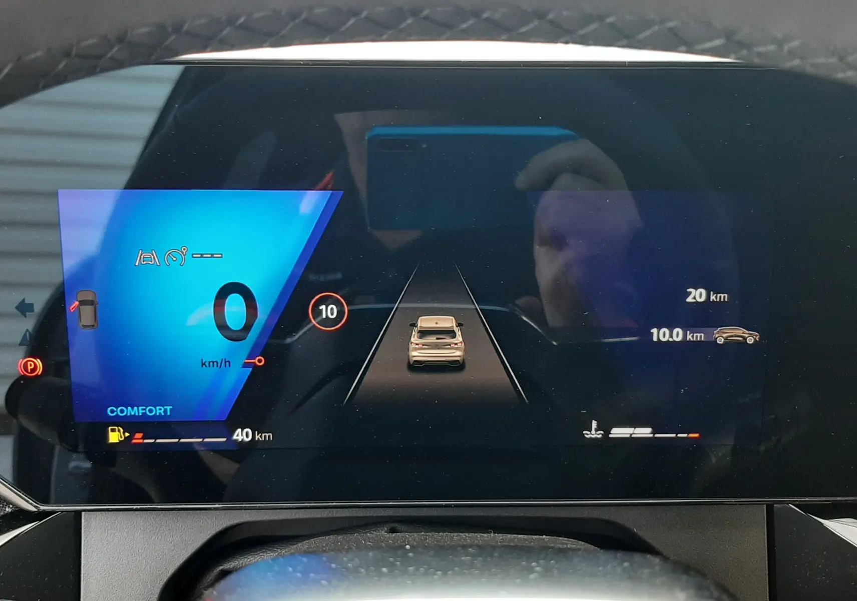 Affichage numérique du tableau de bord Renault Clio VI TCe 115ch, mode confort, vitesse à 0 km/h, indicateurs de distance et alertes.