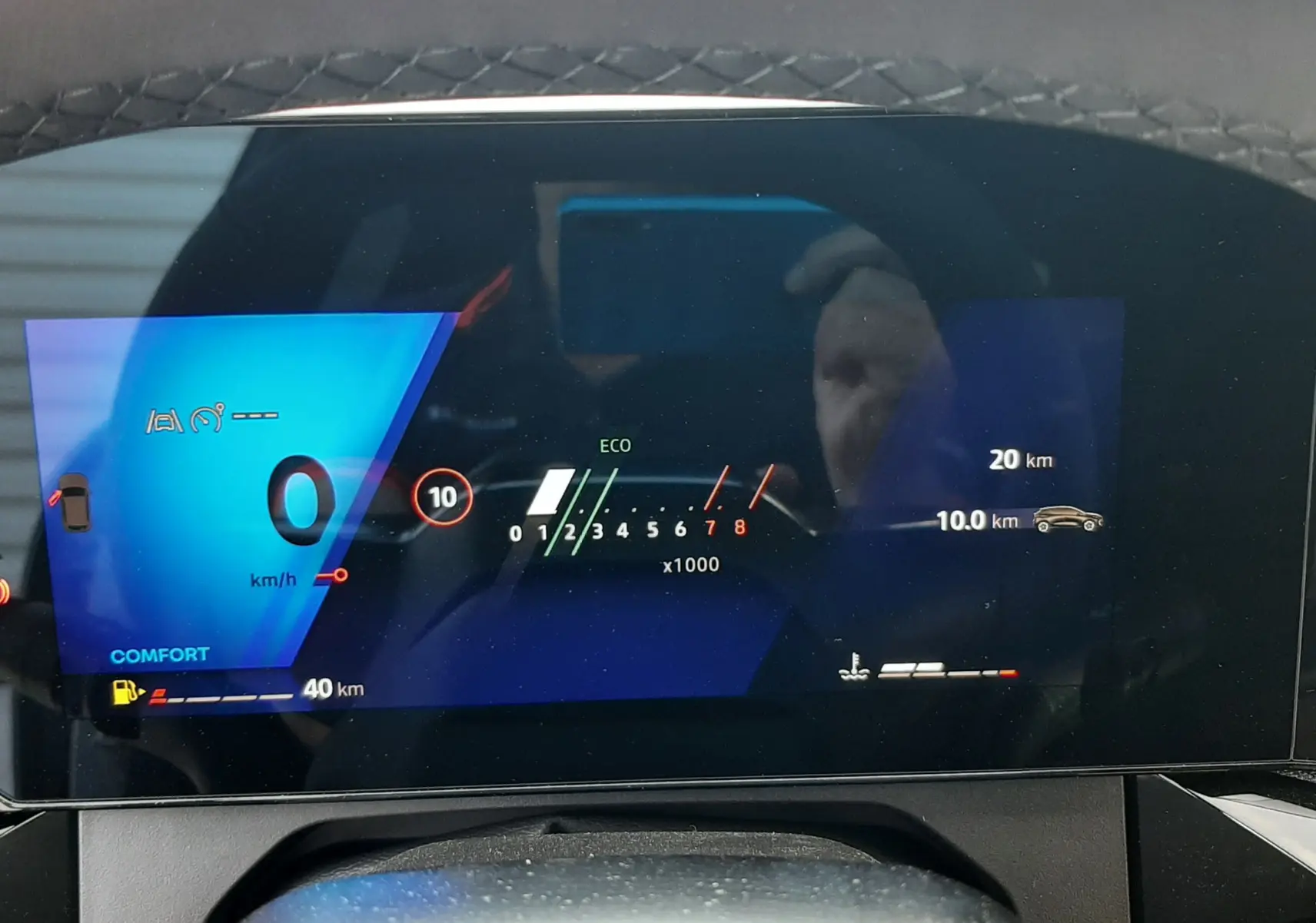 Affichage numérique du tableau de bord de la Renault Clio VI TCE 115ch Techno, avec indicateur de vitesse à 0 km/h et mode confort.
