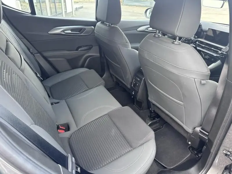 Vue intérieure arrière côté droit de l'Alfa Romeo Tonale 1.5 Hybrid gris foncé, montrant les sièges et la console centrale.