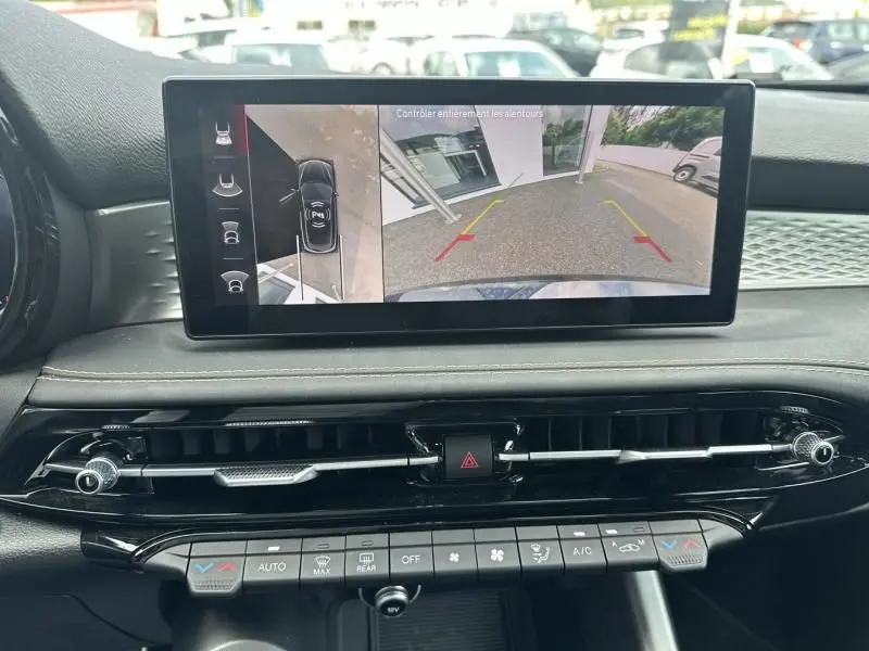 Écran central de l'Alfa Romeo Tonale 2024 gris foncé montrant la caméra de recul et la vue 360° intérieure