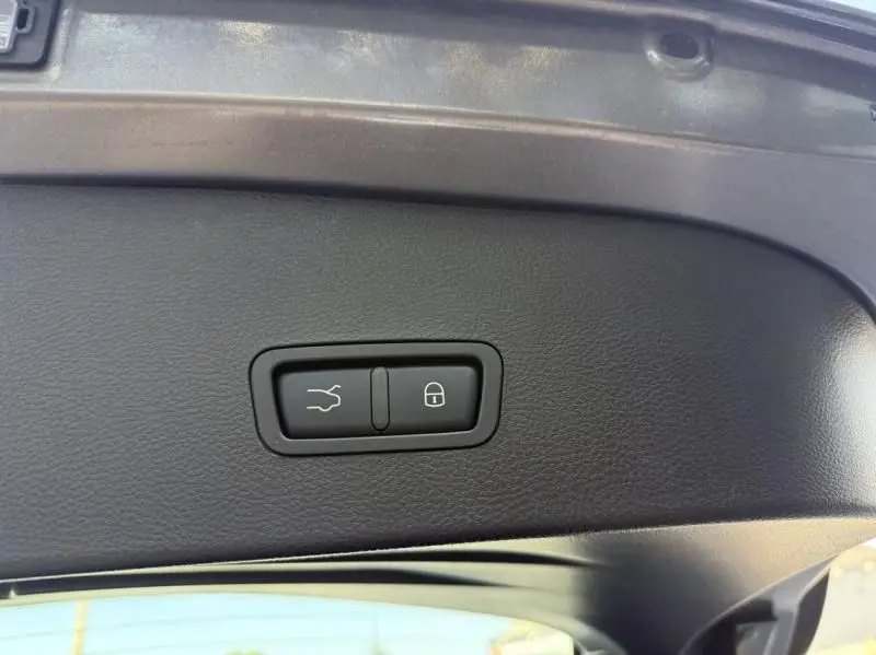 Boutons de fermeture et verrouillage du coffre sur le hayon intérieur d'un Alfa Romeo Tonale gris foncé 2024.