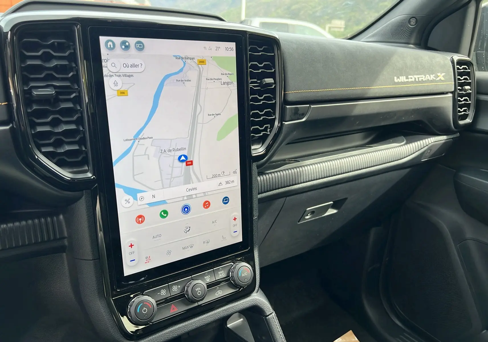 Vue intérieure côté passager du Ford Ranger Wildtrak X 2026, écran tactile GPS vertical et tableau de bord noir avec surpiqûres jaunes.