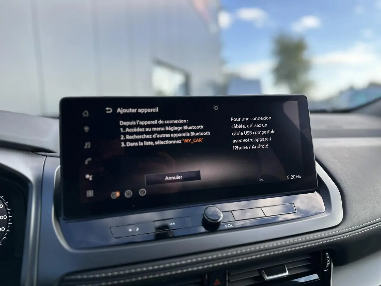 Écran tactile central du Nissan Qashqai 2025 affichant le menu Bluetooth, intérieur avec tableau de bord noir.