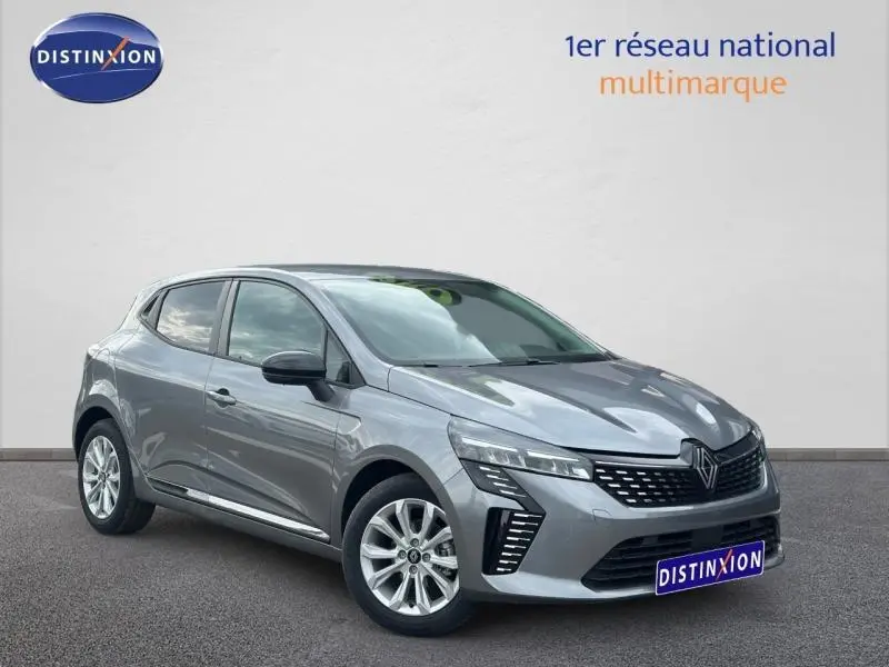 Renault Clio gris Rafale vue 3/4 avant droit, avec calandre moderne et jantes alliage argentées.