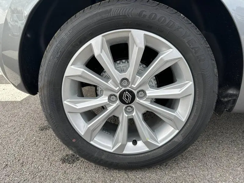 Gros plan sur la roue avant droite de la Renault Clio 2025 gris Rafale avec jante alliage et pneu Goodyear.