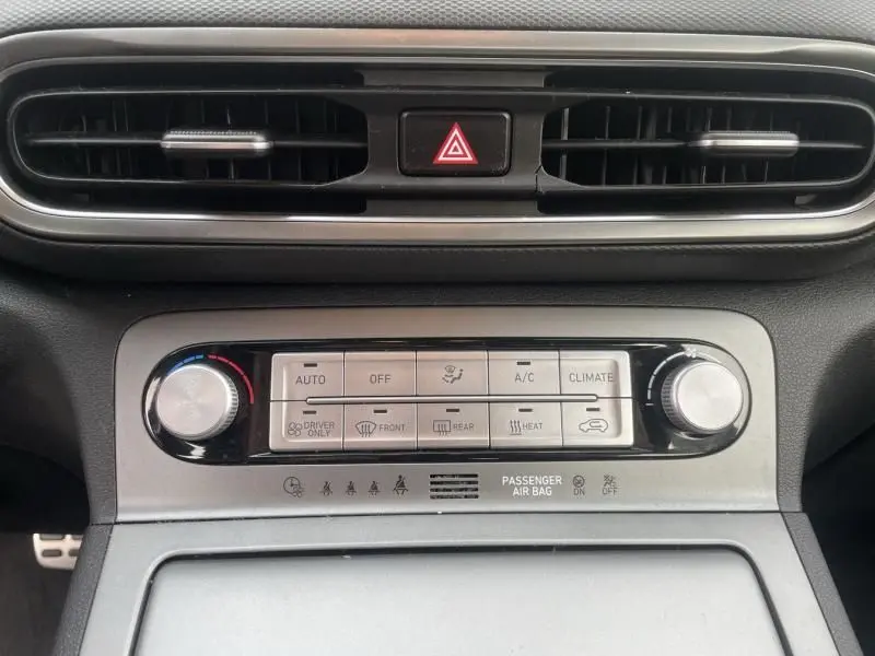 Panneau de commande de climatisation du Hyundai Kona électrique 2021, avec boutons auto, A/C et réglages de température.