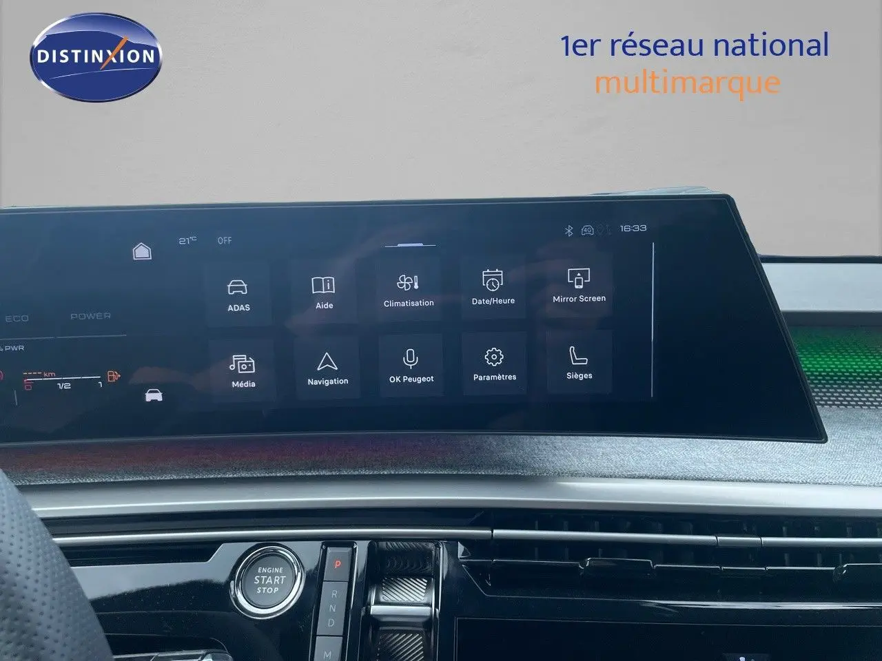 Tableau de bord et écran tactile central du Peugeot 5008 Hybrid 136ch GT 2025, vue intérieure frontale.