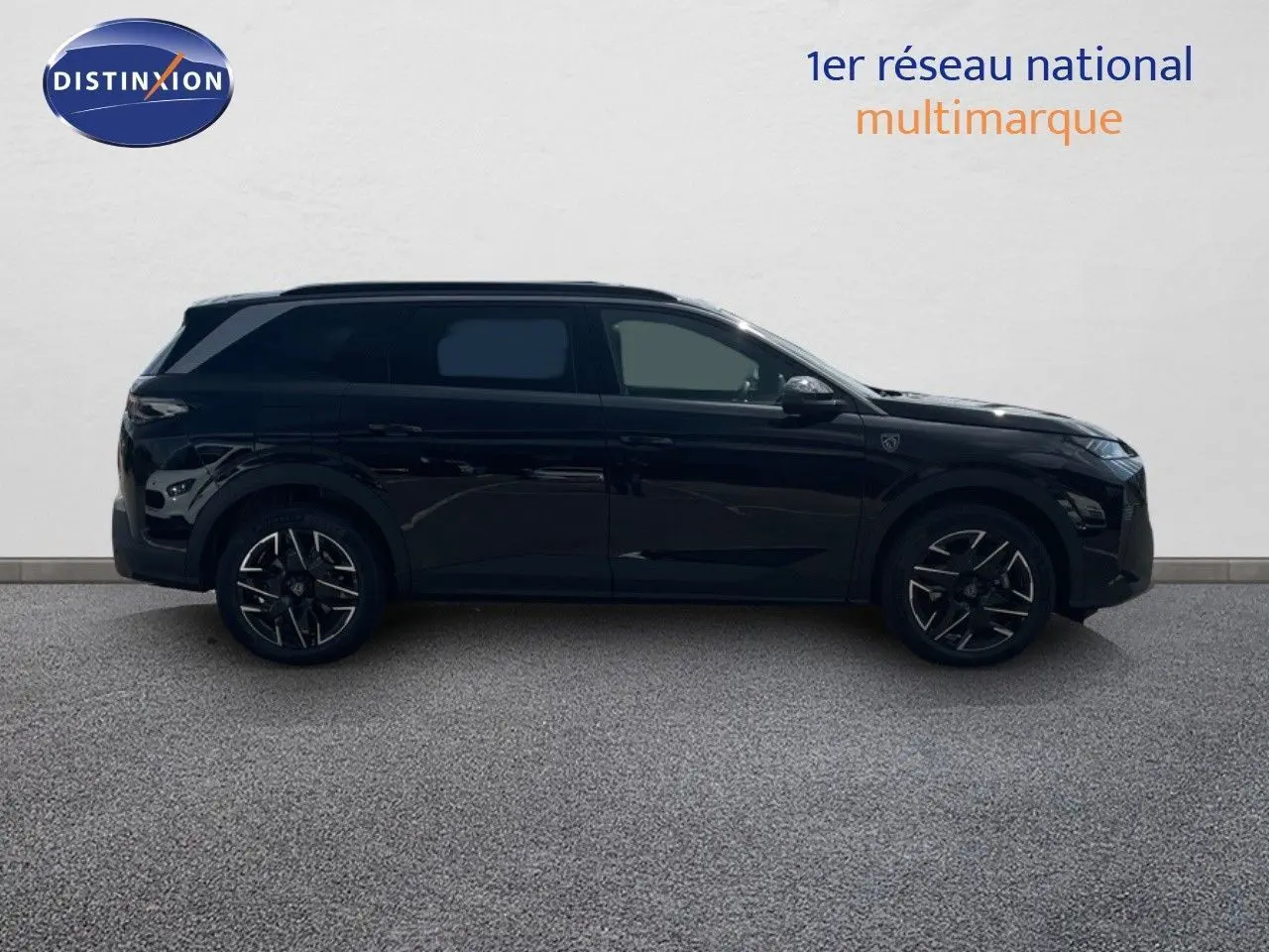 Profil côté gauche du Peugeot 5008 Hybrid 136ch GT noir métal 2025, soulignant ses jantes noires et sa silhouette élégante.