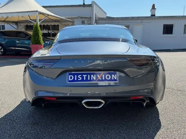 Vue 3/4 avant d'une Alpine A110 1.8T 252 Légende gris acier avec étriers Brembo jaunes et jantes Fuchs 18 pouces.