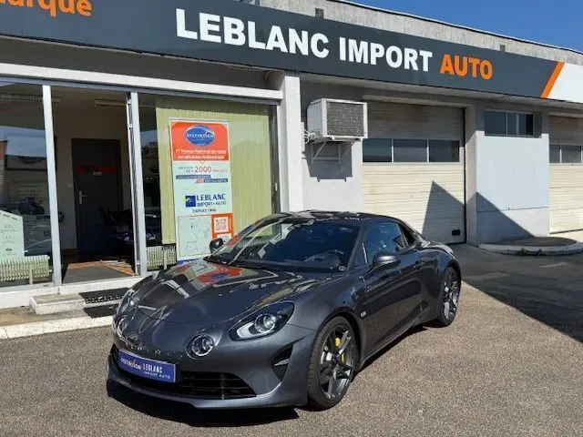 Alpine A110 1.8T 252 Légende gris acier vue 3/4 avant avec jantes Fuchs 18'' et étriers Brembo jaunes.
