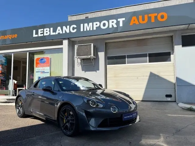 Alpine A110 1.8T 252 Légende gris acier vue 3/4 avant droit avec jantes Fuchs et étriers Brembo jaunes.