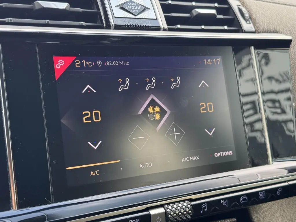 Écran tactile central du DS7 Crossback 2022 affichant la climatisation bi-zone à 20°C avec commandes digitales.