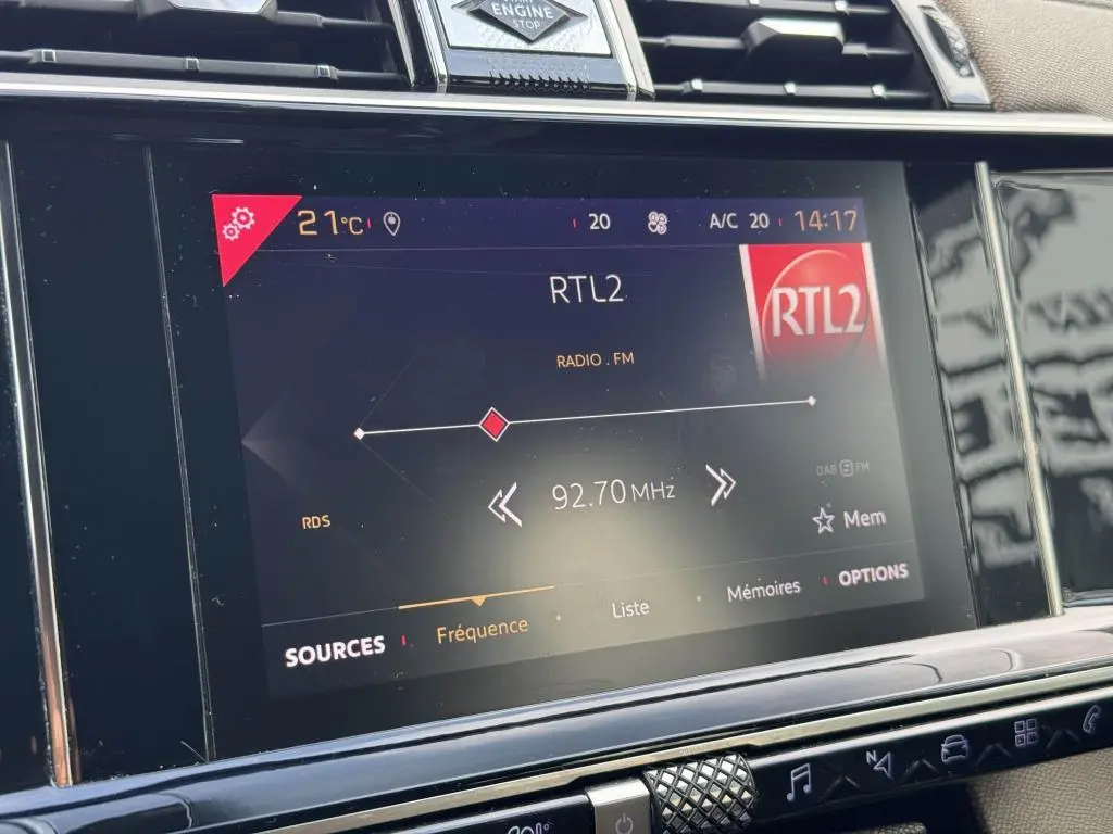 Écran tactile central du DS7 Crossback gris 2022 affichant la radio RTL2 à 92,70 MHz en intérieur.