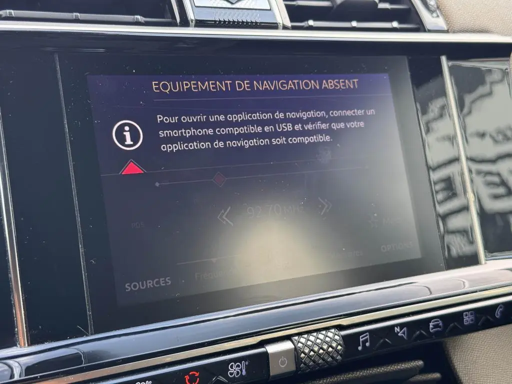 Écran tactile 8 pouces du DS7 Crossback 2022 affichant un message d'absence d'équipement de navigation.