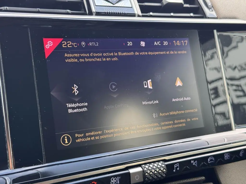 Écran tactile 8 pouces du DS7 Crossback gris 2022 affichant les options Bluetooth, MirrorLink et Android Auto