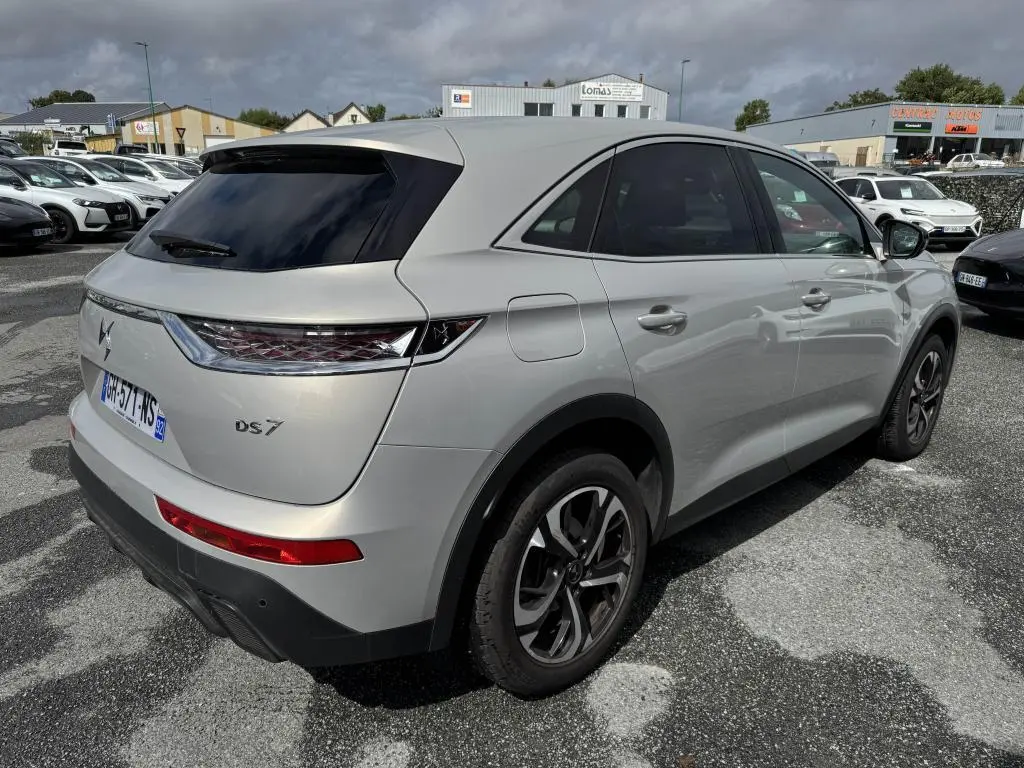 Vue 3/4 arrière droite du DS7 Crossback gris métallisé avec feux arrière 3D et jantes alliage 18 pouces Vienna.