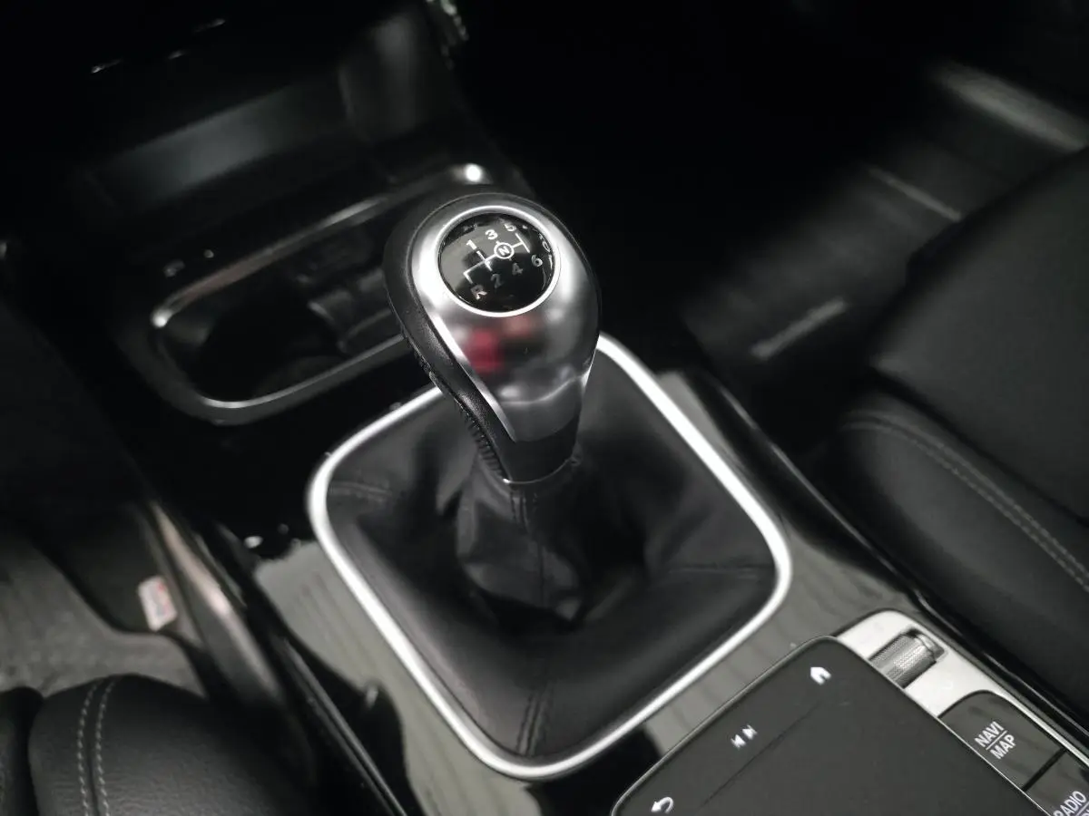 Le levier de vitesses manuel en gros plan sur la console centrale noire du Mercedes Classe A blanc 2019.